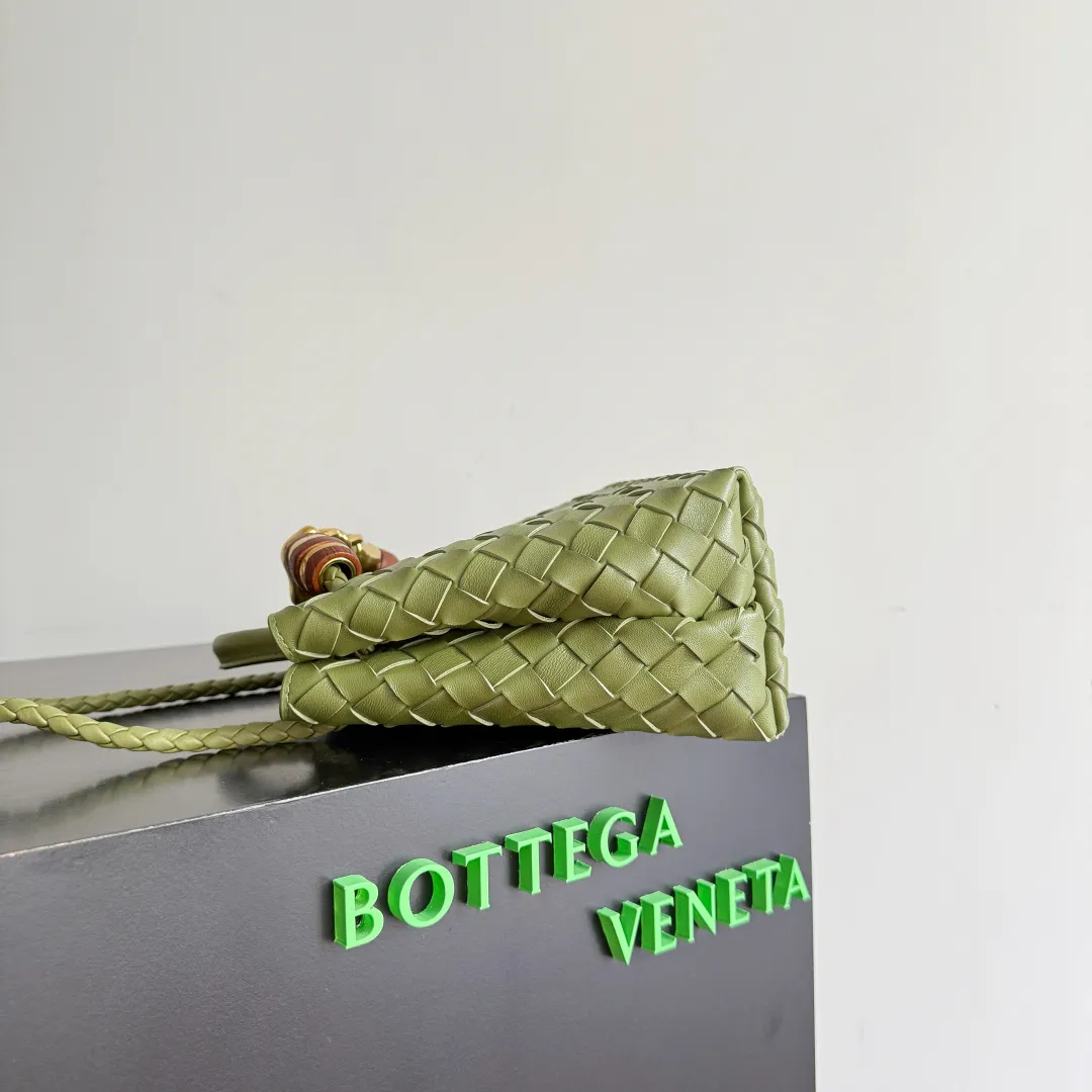 The new Andiamo batch of 3060 BV is shipped‼ ️The classic intercciato weaving process is used to create a soft bag, the metal knot is made of micro-cast aluminum using jewelry technology🪢, and the decorative beads are made of metal and hand-polished oak, allowing you to jump repeatedly between elegance and fun💃, making it unpredictable. Classic and versatile, it shows off your temperament, and the bag has a large capacity, making it very convenient for daily commuting! It has a variety of carrying methods, the shoulder straps can be adjusted by yourself, the original lambskin feels soft and delicate, and the unisex style breaks gender boundaries and brings a more practical and long-lasting use experience. The Andiamo, which has both elegant and casual styles, perfectly interprets the "fashionable old money style". Style number: 743568+wood hardware Color: Matcha green Size: 25*22*10.5cm
